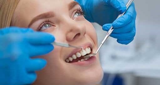 بازسازی کامل دهان از روش‌های دندانپزشکی زیبایی در اصفهان
